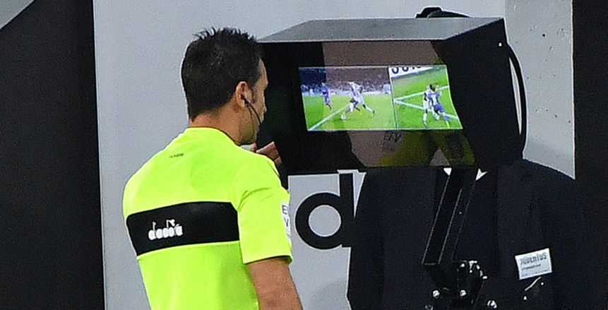 «فيفا» يشيد بحكم الفيديو في مونديال روسيا