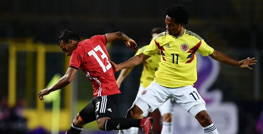 سر وقوف لاعبي مصر وكولومبيا دقيقة حداد قبل بداية المباراة