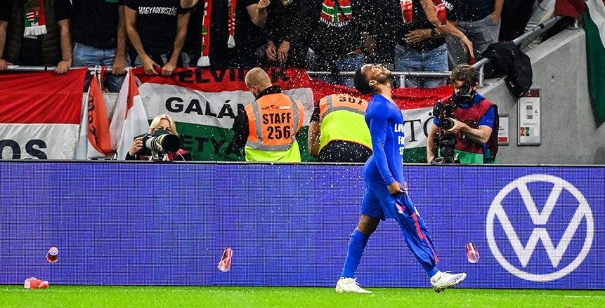 «فيفا» يعاقب منتخب المجر بسبب هتافات جماهيره العنصرية ضد لاعبي إنجلترا