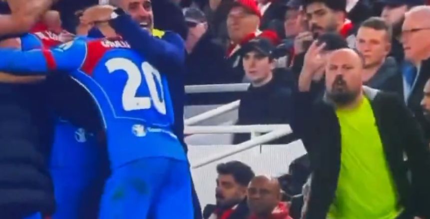 جدل بسبب طرد سيميوني.. مشجع ليفربول يكشف ما حدث خلف دكة أتلتيكو مدريد
