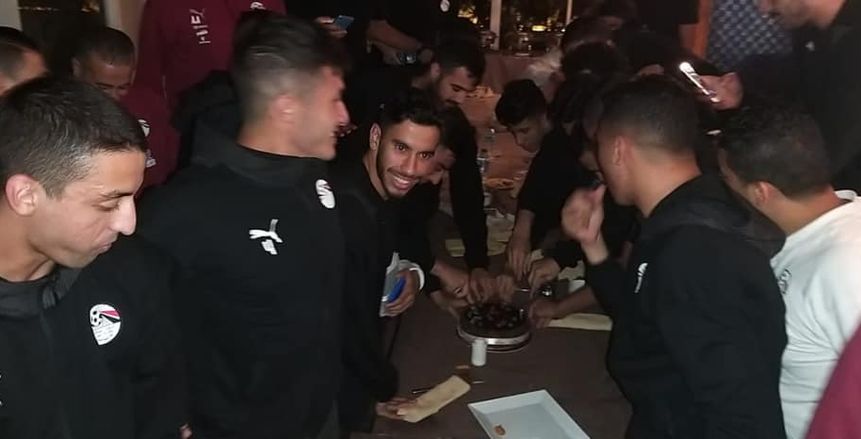 صور.. المنتخب الأولمبي يحتفل بعيد ميلاد أكرم توفيق