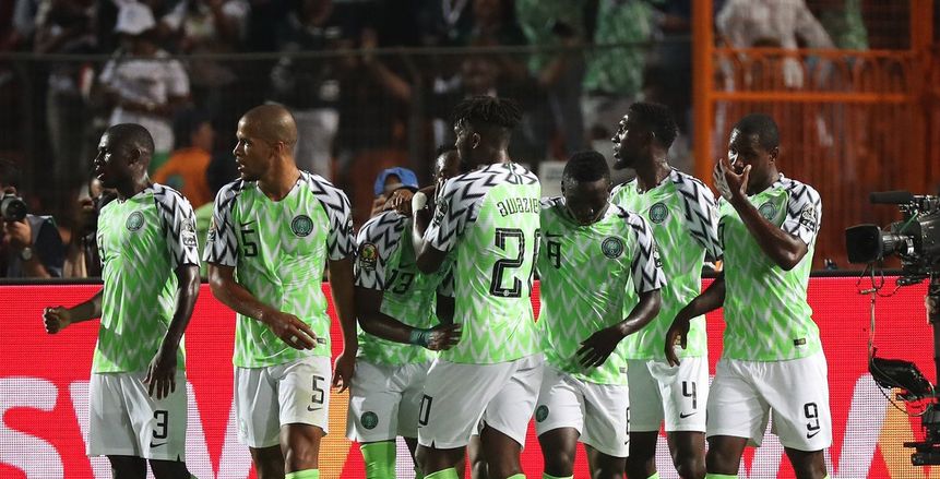 منتخب نيجيريا يرقص مع الجماهير المصرية بستاد القاهرة
