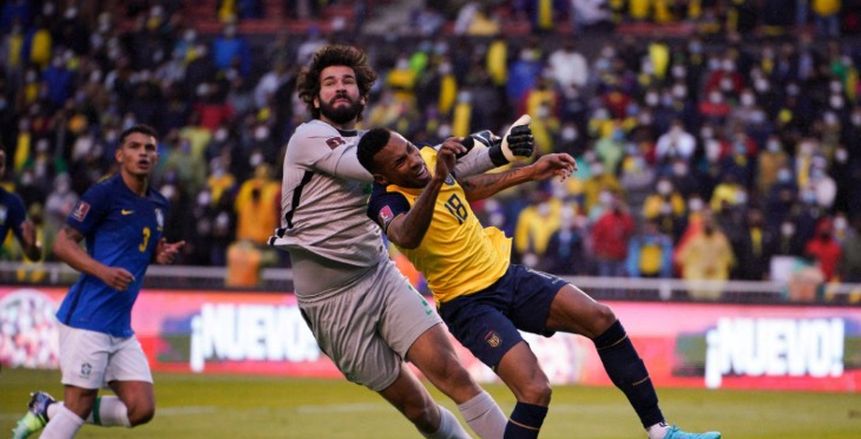 «الفار» ينقذ أليسون بيكر حارس البرازيل من الطرد مرتين أمام الإكوادور