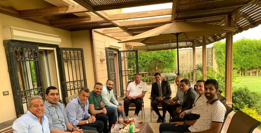 خاص.. اجتماع وزير الرياضة مع محمود الخطيب في منزله لحل أزمة مباراة الجونة (صور)