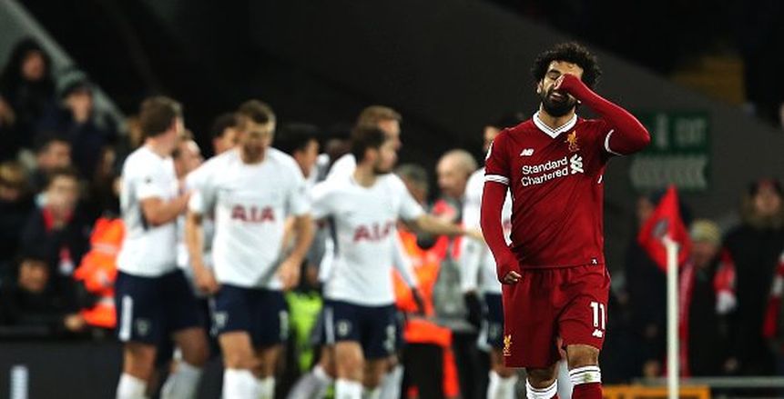 طفل الإنفيلد يرتدي قميص محمد صلاح بعد الحصول عليه