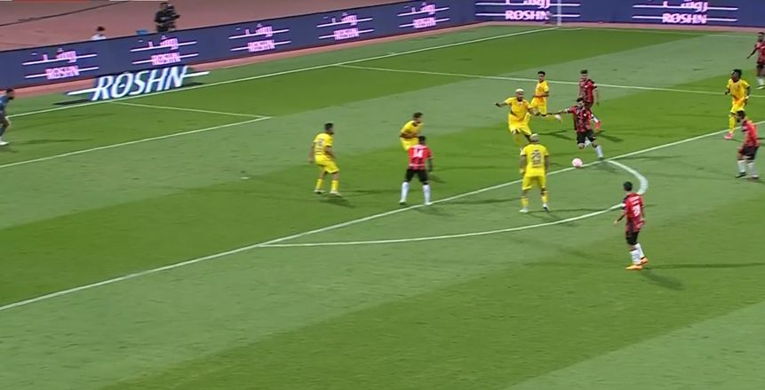 هدف خرافي لنجم الأهلي السابق بالدوري السعودي (فيديو)
