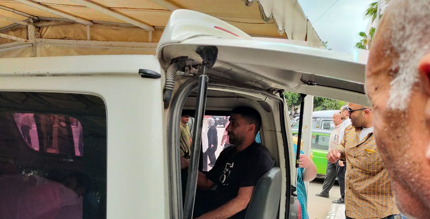انهيار إسلام الشاطر في جنازة والده بالإسكندرية «فيديو»