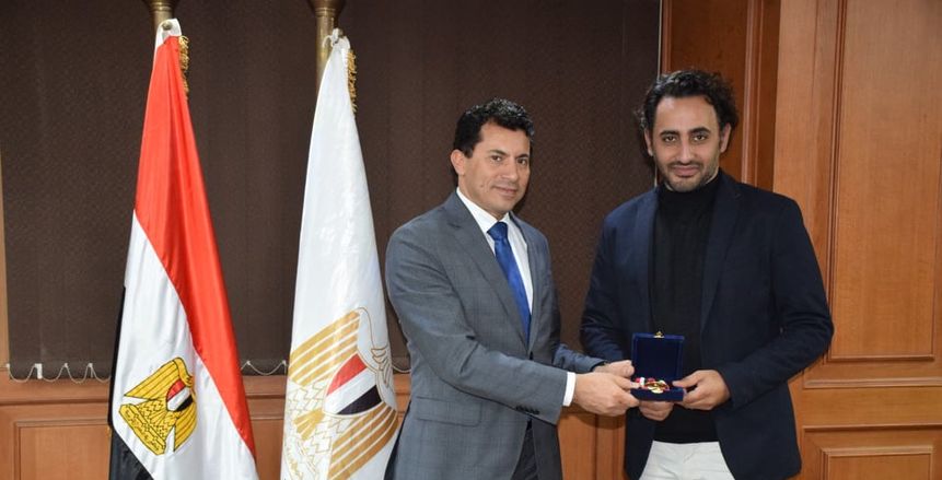 وزير الرياضة يكرم شباب المتطوعين لإنقاذ العالقين جراء السيول