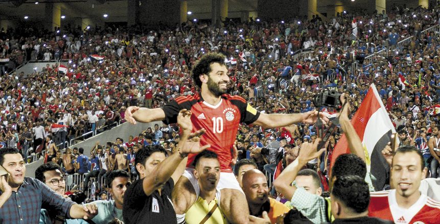 بالصور| «محمد صلاح» يشارك جماهيره جائزة «الكاف»