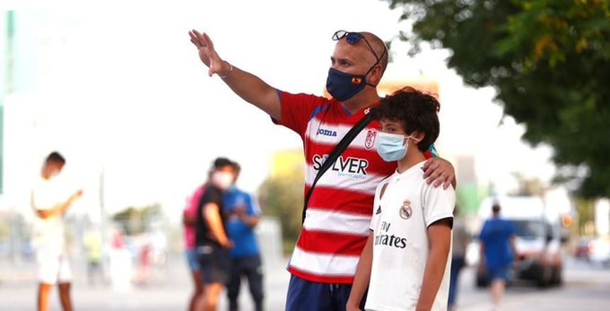 جماهير ريال مدريد تتحدى كورونا وتؤازر اللاعبين قبل مواجهة غرناطة (صور)