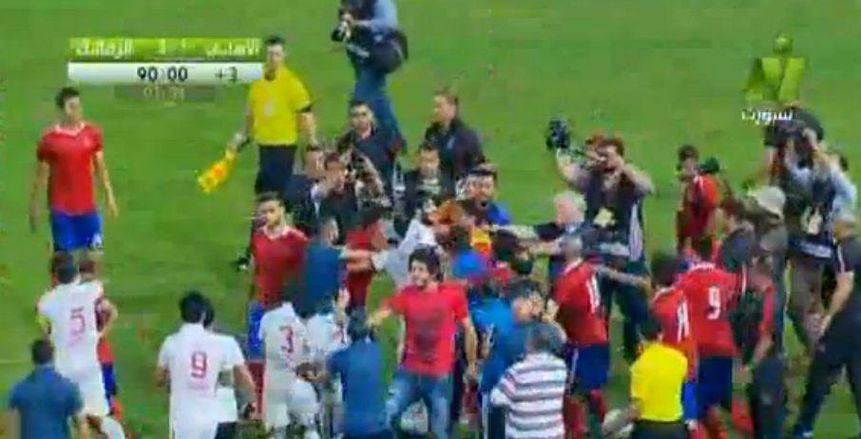 بالفيديو| مشاجرة بين لاعبي الأهلي والزمالك بعد نهاية المباراة