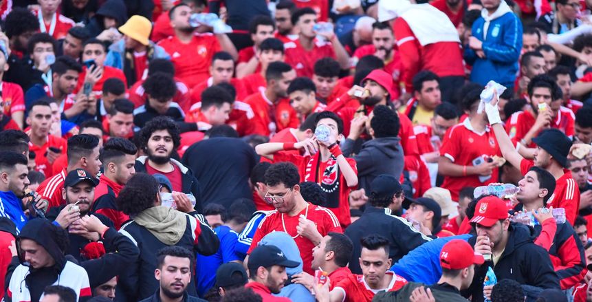جماهير الأهلي تهز المدرجات بالهتافات قبل لقاء الهلال: العب برجولة وموت على الكورة
