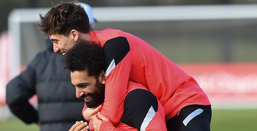 صلاح يظهر بابتسامته المعهودة بمران ليفربول استعدادا لريال مدريد «صور»