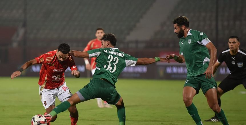 اختلاف بين طاقم تحكيم مباراة الأهلي والاتحاد بسبب ركلة جزاء الشحات.. ماذا حدث؟