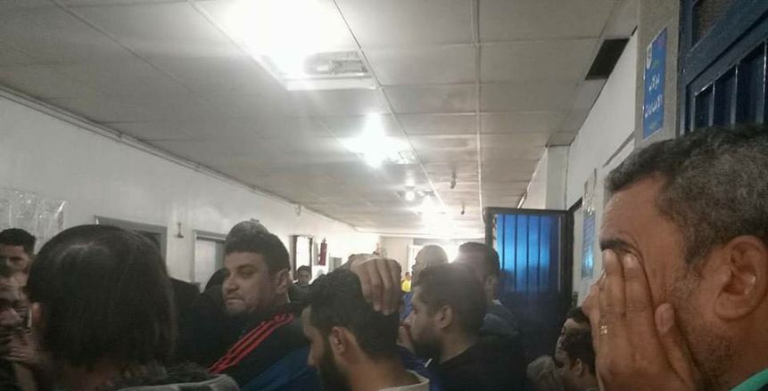 بالصور| بكاء هستيري للاعبي دكرنس أمام المشرحة لوفاة زميلهم