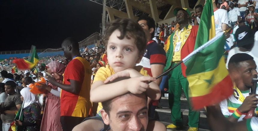 بالفيديو- مشجع مصري وابنه يرقصان مع جماهير السنغال في المدرجات خلال لقاء كينيا