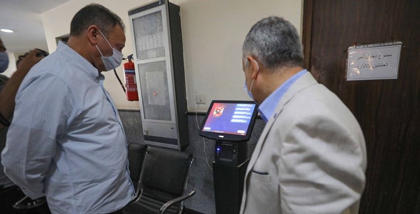 في جولة بالجزيرة.. الخطيب يتابع سير العمل في إدارة الاشتراكات