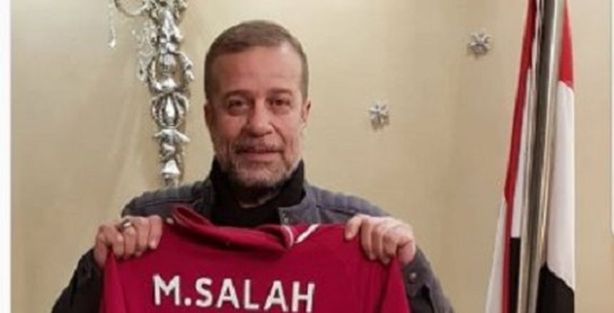 محمد صلاح يهدي قميصه للفنان شريف منير