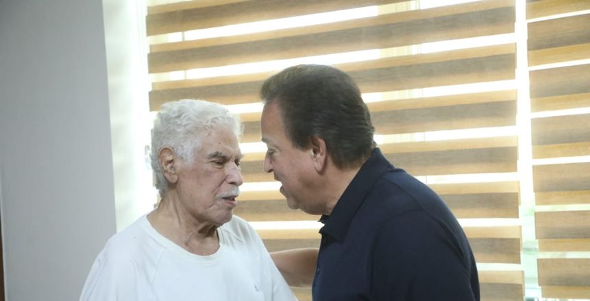 وزير الصحة يزور حسن شحاتة بالمستشفى للاطمئنان على حالته