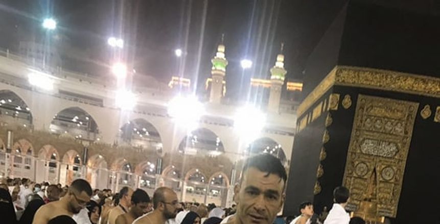 بالصور| "الحضري" يؤدي مناسك العمرة