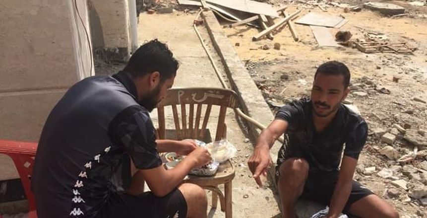 بالصور.. لاعبو بيلا يتناولون الطعام في الشارع قبل مواجهة فاركو