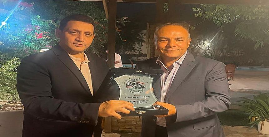 اتحاد الكرة يهدي درع الجبلاية وقميص المنتخب لسفير مصر بموريتانيا