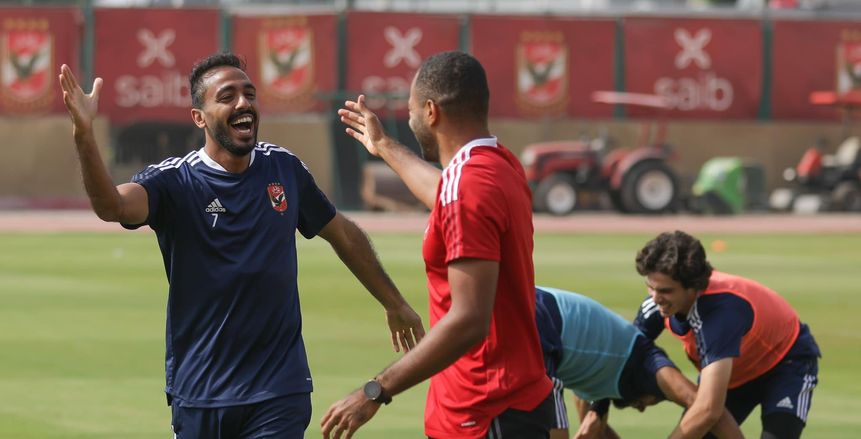 الأهلي يحتفل بـ«كهربا» قبل مواجهة المصري بعد رفع الإيقاف عنه