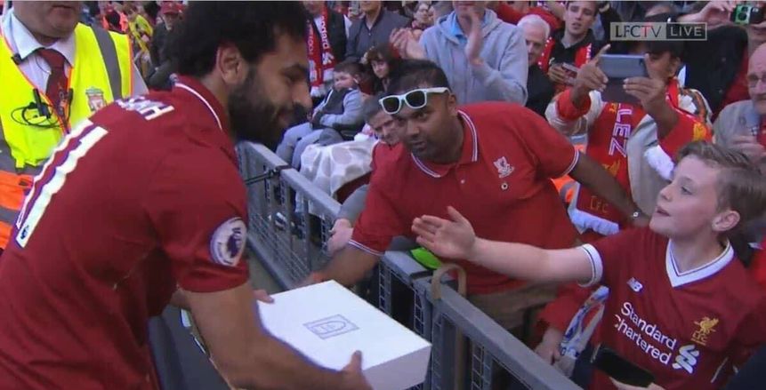 طفل ليفربولي يكرم محمد صلاح بسجادة صلاة