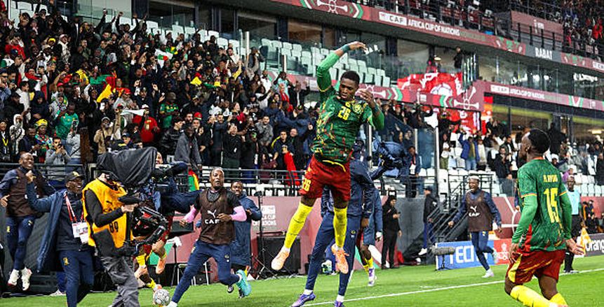 كاف يقرر إيقاف صامويل إيتو 4 مباريات بسبب واقعة لقاء المغرب