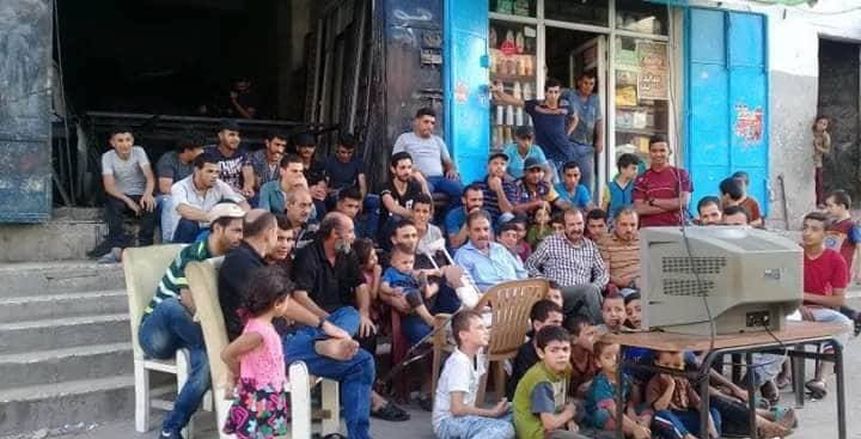 بالصور| أطفال غزة يتحدون القصف الإسرئيلي بمتابعة نهائي المونديال