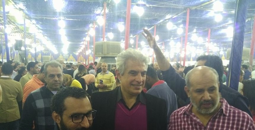 بالصور| وائل الإبراشي يدلي بصوته في انتخابات الأهلي