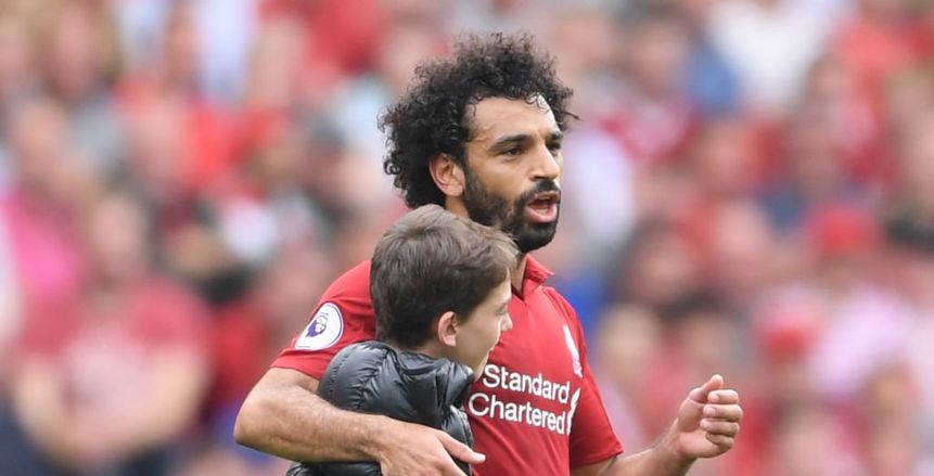 عاجل| بالفيديو والصور.. مشجع يقتحم الملعب لمصافحة «صلاح» ويطلب قميصه