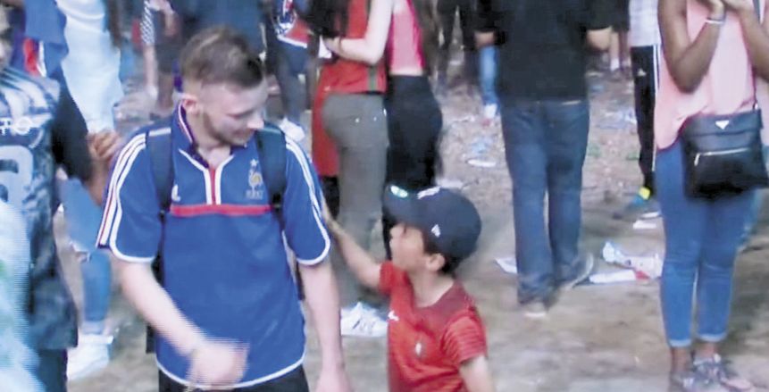 مشجع البرتغال الصغير يكشف سر مواساته للمشجع الفرنسى