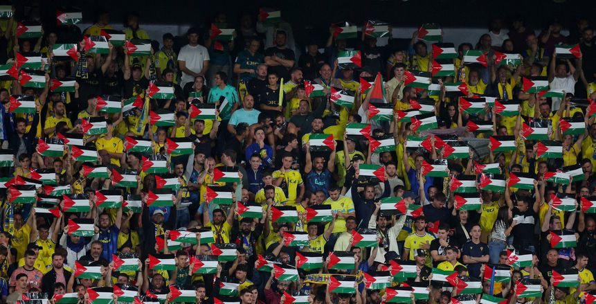 جمهور قادش يرفع أعلام فلسطين في ديربي الأندلس ضد إشبيلية