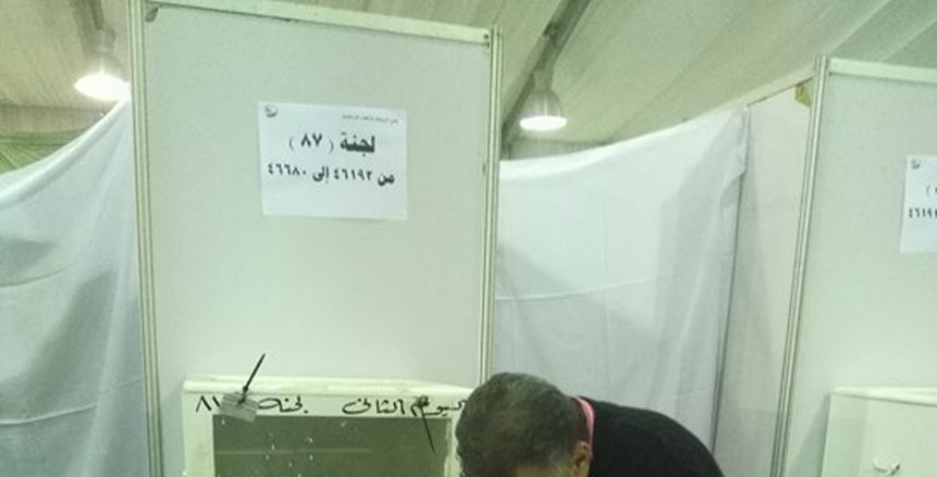 بالصور| علي السيسي يدلي بصوته في إنتخابات الزمالك