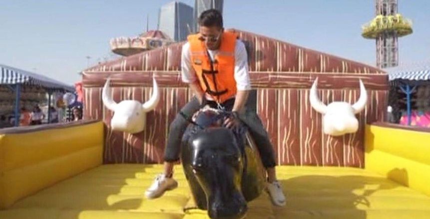 رامز جلال يلقن رمضان صبحي درسا بأقوى علقة و«الثور خده تشميسة».. «فيديو»