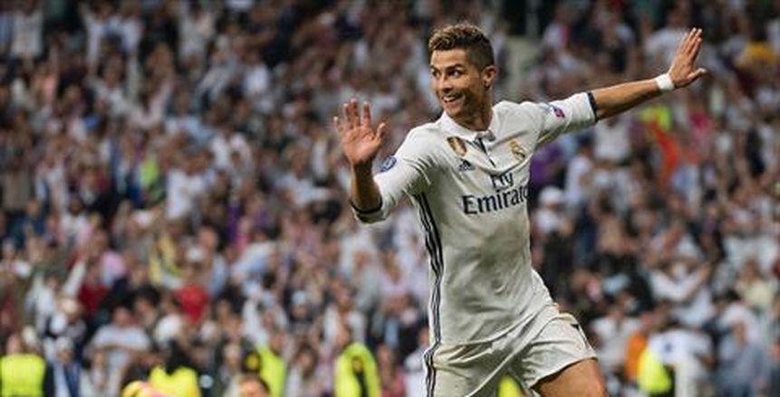 بالصور.. "بيريز" يهدي رونالدو قميصا تذكاريا لوصوله إلى هدفه رقم 400