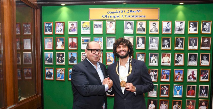 اختيار محمد النني سفيرا للجنة الأولمبية.. إدريس يهديه القلادة الذهبية