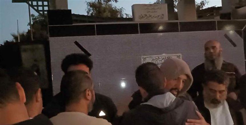 وجع وبكاء ودعاء.. مشاهد تبكي القلوب في جنازة السباح يوسف محمد (فيديو)