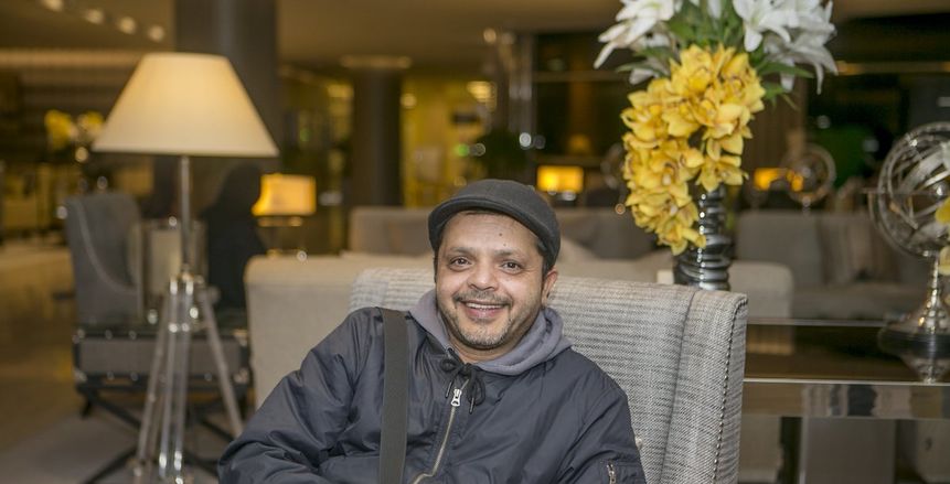 بالصور| هنيدي لمحمد النني: "كان ناقص تقول لسانشيز هيعيط هيموت هيقلد الكتكوت"