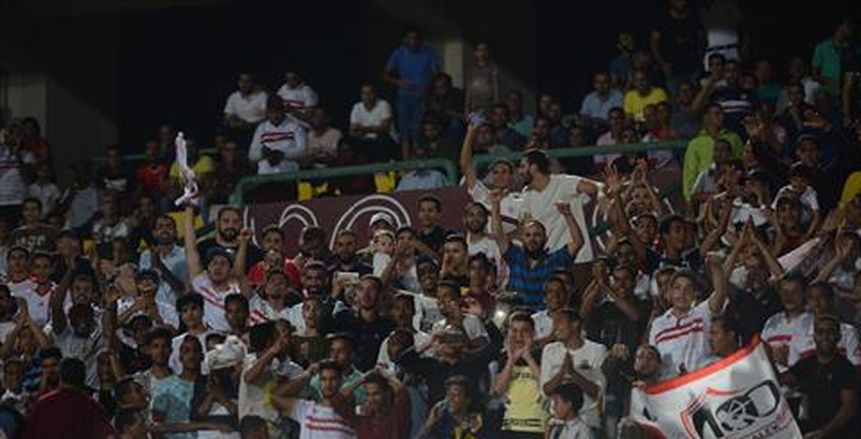 بالصور.. جماهير الزمالك تحطم زجاج بوابة النادي الرئيسية