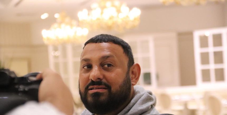 نسيم حميد يصل جدة لحضور نهائي سوبر الملاكمة على كأس «علي كلاي»