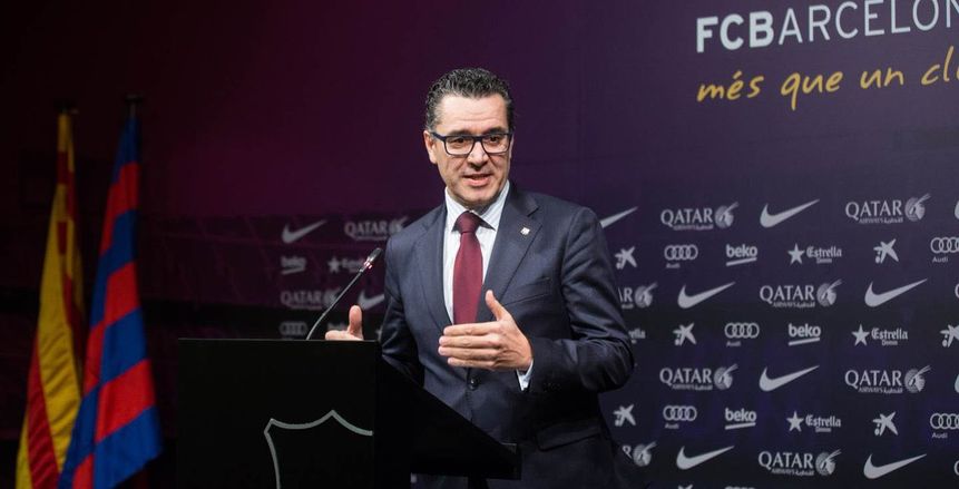 إدارة برشلونة تتخلي عن بيكيه وتساند لجنة الحكام