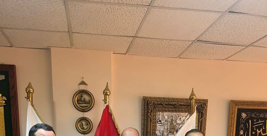 ياسر إدريس يمنح رئيس الاتحاد الدولي للهوكي القلادة الأولمبية