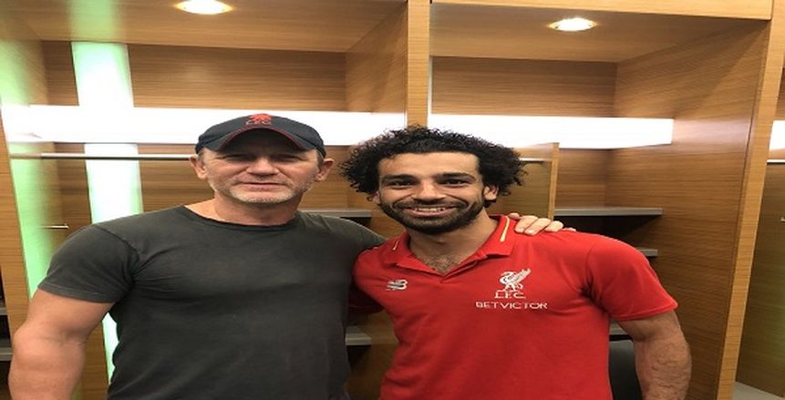 «صلاح» ينشر صورة تجمعه مع نجم أفلام «جيمس بوند»