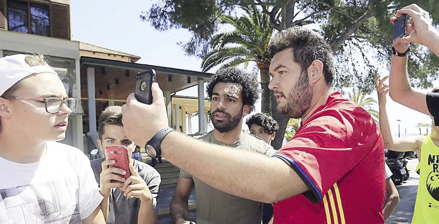 الجماهير تطارد محمد صلاح على شواطئ إسبانيا واللاعب يسابق الزمن بالعلاج الطبيعى ومياه البحر