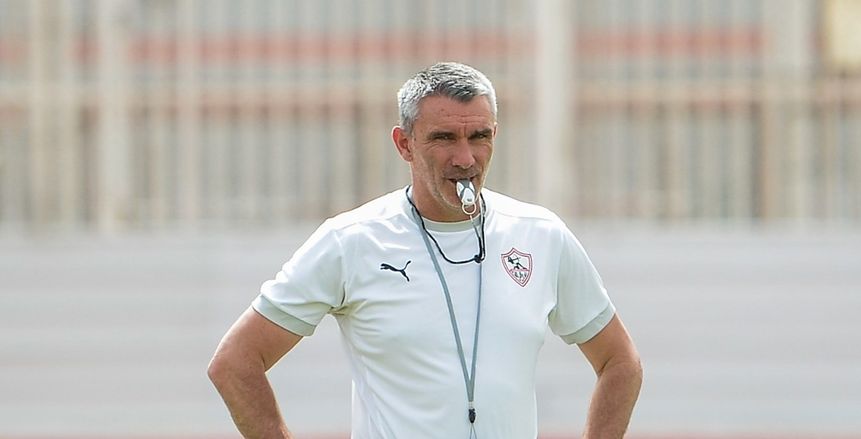بيقولوا.. الأهلي يفاوض مدرب الزمالك السابق وغضب موسيماني وهروب كارتيرون