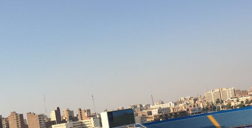 تزايد أعداد جماهير الجزائر في المدرجات وهتافاتهم تشعل ملعب السويس