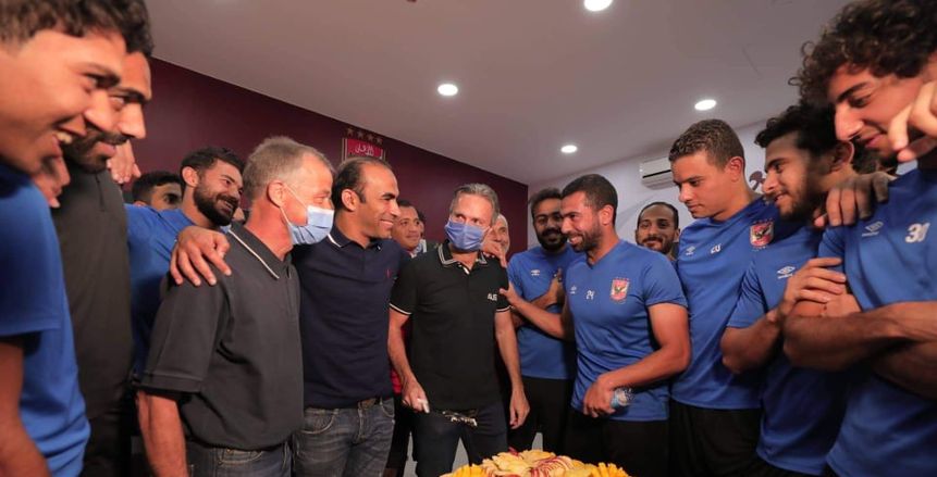 الأهلي يكرم معاوني فايلر وموسيماني يتفقد غرفة خلع الملابس