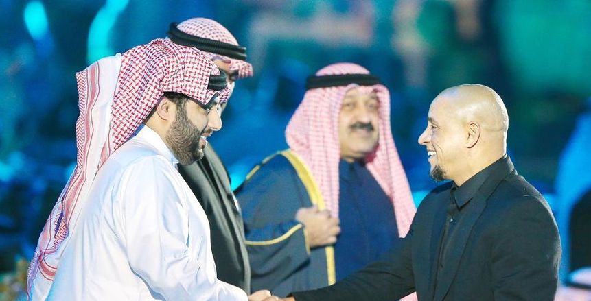 فيديو.. تركي آل الشيخ يسخر من روبرتو كارلوس: "أنت مبتعرفش تشوط"